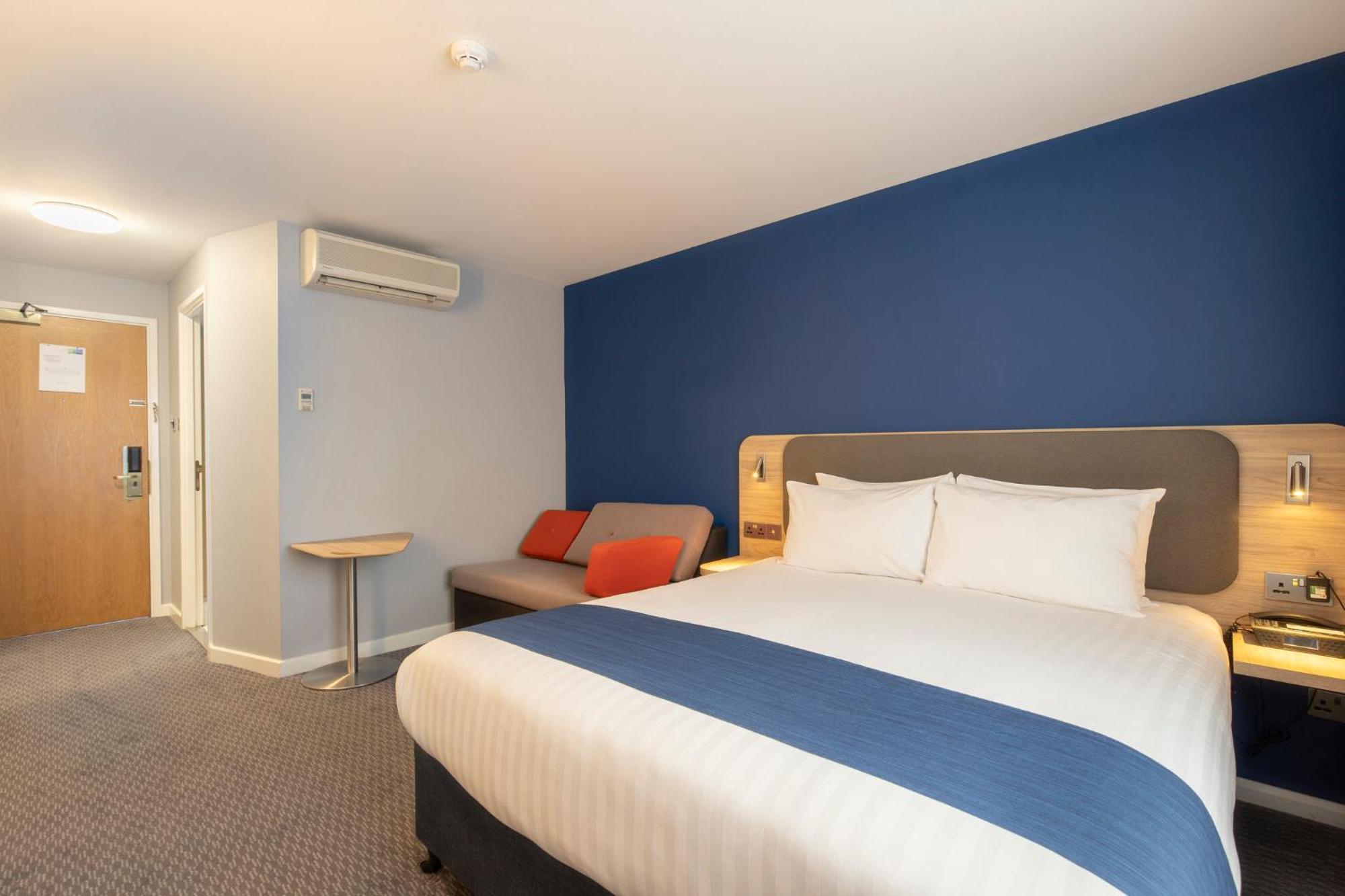 Holiday Inn Express Poole By Ihg Exterior foto